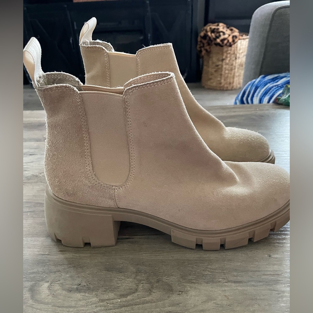 Steve Madden Howler Beige Suede upper Combat style slip on platform boots 9.5